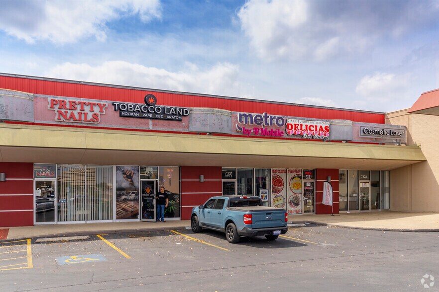 More Photos Of 7311-7327 San Pedro Ave, San Antonio Storefront For Lease