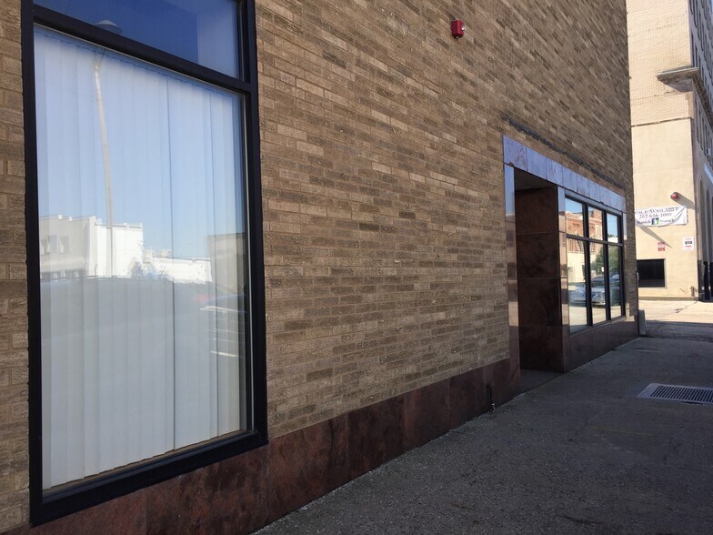 More Photos Of 5700 6th Ave, Kenosha Storefront Retail Office For Lease