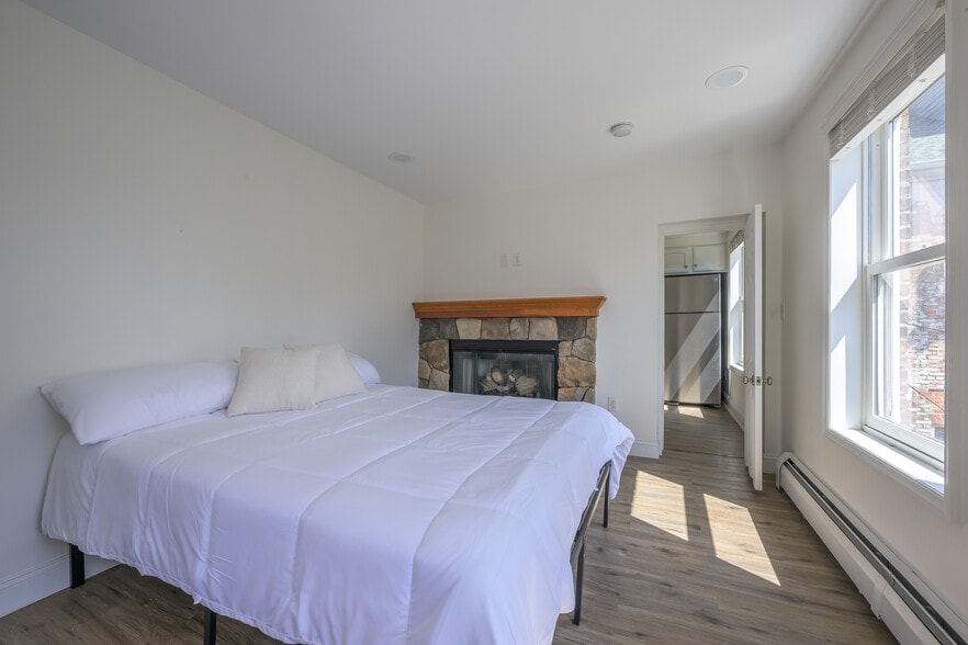 More Photos Of 237 Warren St, Hudson Storefront Retail Residential For Sale