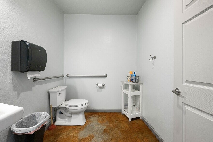 More Photos Of 402 N Pyfer St, Whitehall Office For Sale