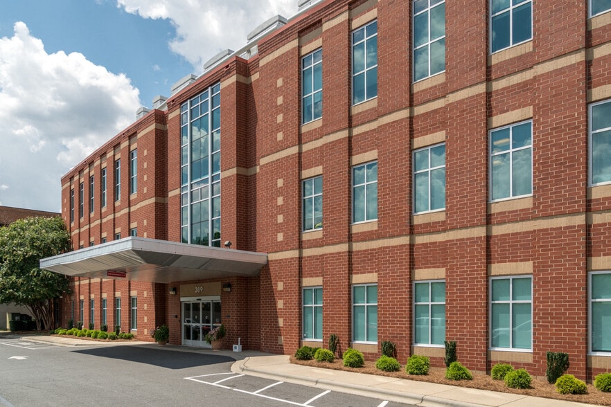 Primary Photo Of 309 S Sharon Amity Rd, Charlotte Medical For Lease