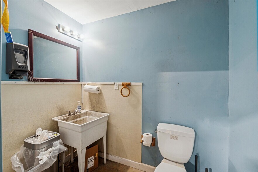 More Photos Of 3605 Salmon St, Philadelphia Industrial For Lease