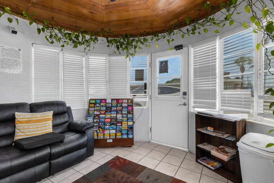 More Photos Of 340 Tamiami Trl S, Venice Hotel For Sale