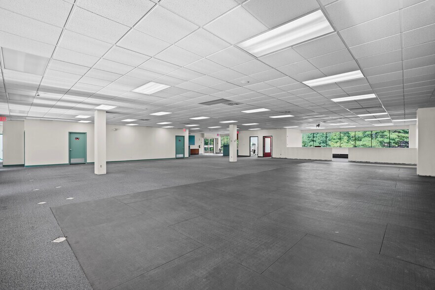 More Photos Of 130 Business Park Dr, Armonk Showroom For Lease