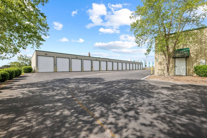 More Photos Of 202 Transcom Ct, Wilmington Self Storage For Lease