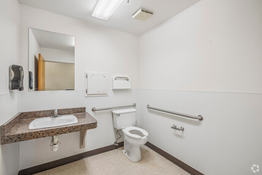 More Photos Of 3111 Professional Dr, Auburn Medical For Sale