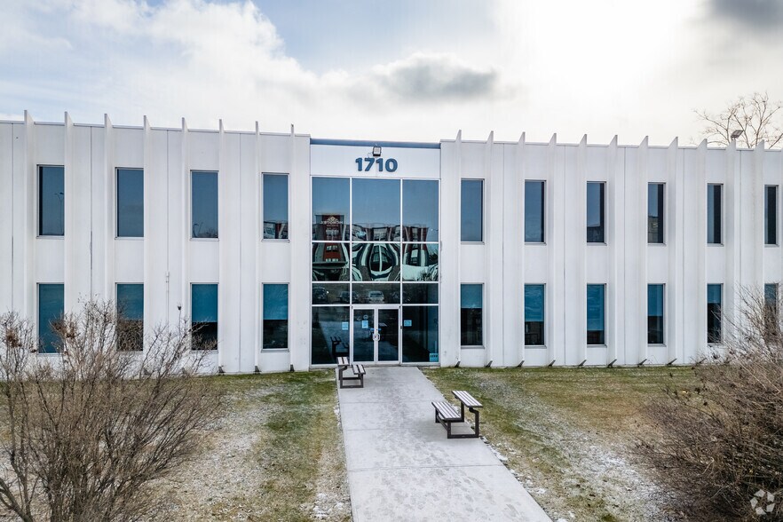 More Photos Of 1710-1750 Aut Transcanadienne, Dorval Distribution For Lease