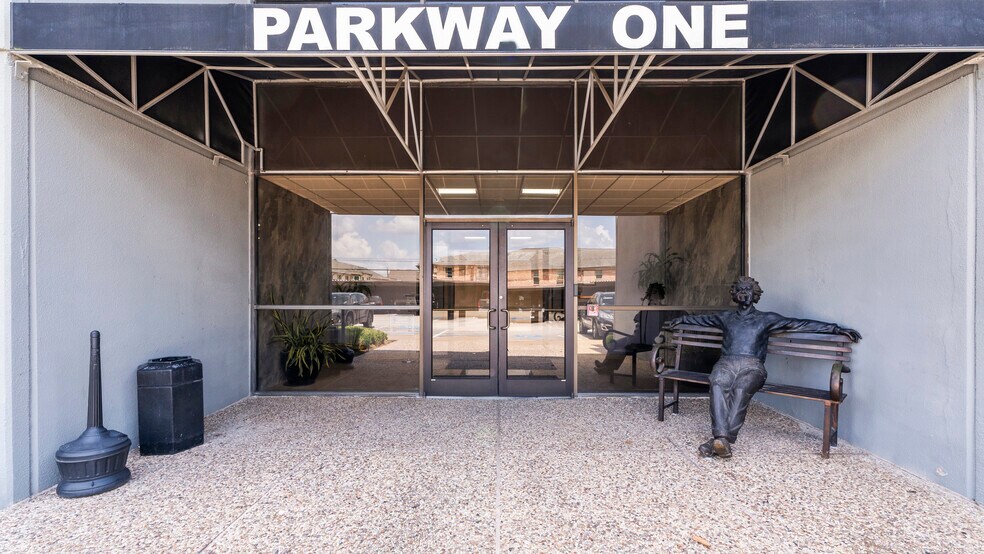 More Photos Of 800 W Sam Houston Pky S, Houston Office For Lease