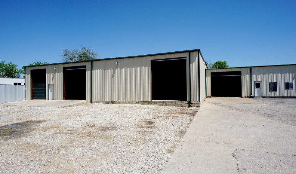 More Photos Of 18 Indian Meadows Dr, Round Rock Warehouse For Lease