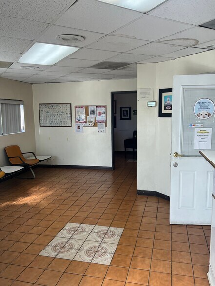 More Photos Of 5846 San Fernando Rd, Glendale Veterinarian Kennel For Sale