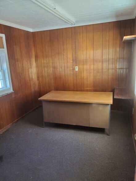 More Photos Of 401 N 3rd St, Lilbourn Flex For Sale