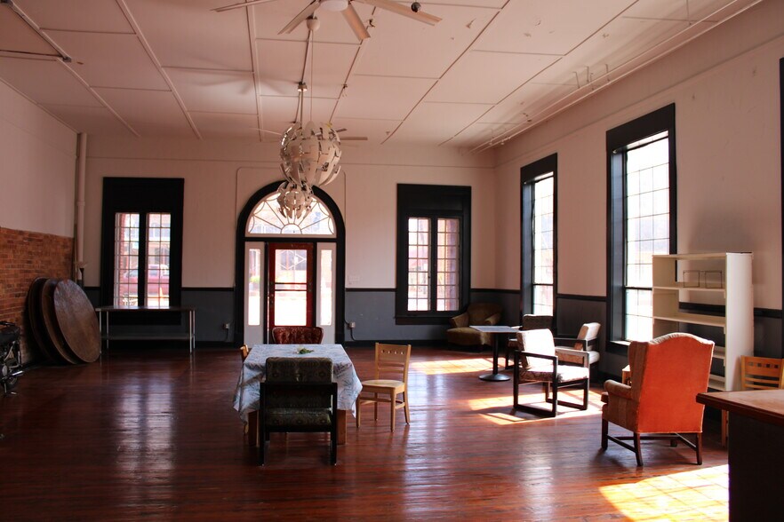 More Photos Of 330 E Main St, Nacogdoches Flex For Sale