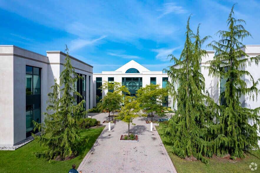 More Photos Of 1540 Cornwall Rd, Oakville Office For Lease