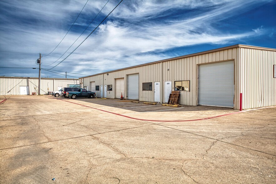More Photos Of 817 S Mill St, Lewisville Flex For Lease