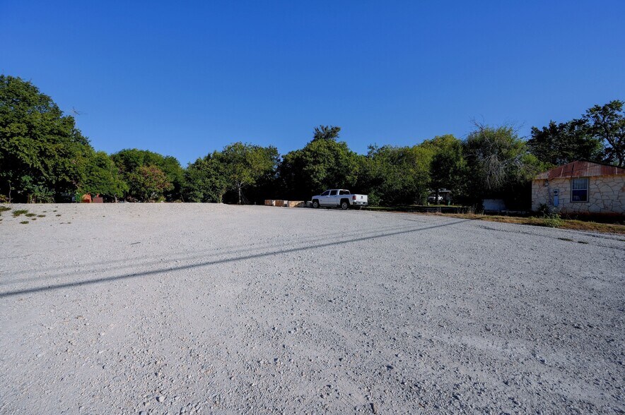 More Photos Of 1301 & 1307 Main St, Blanco Light Distribution For Sale