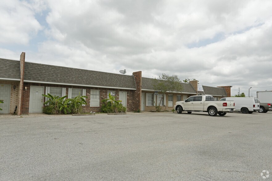 More Photos Of 8950 Westpark Dr, Houston Showroom For Lease