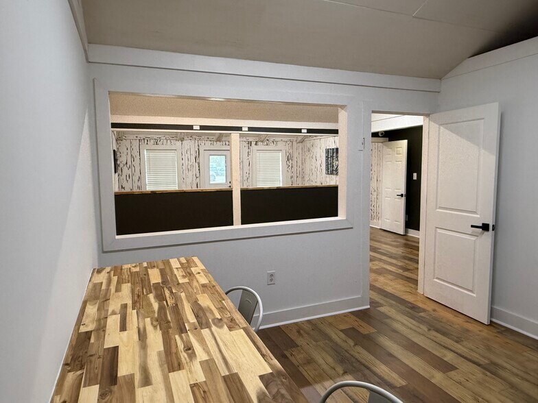 More Photos Of 585 S Morrison Blvd, Hammond Showroom For Sale