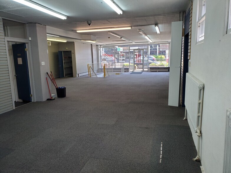 More Photos Of 2025 Boul Rosemont, Montréal Storefront Retail Residential For Lease