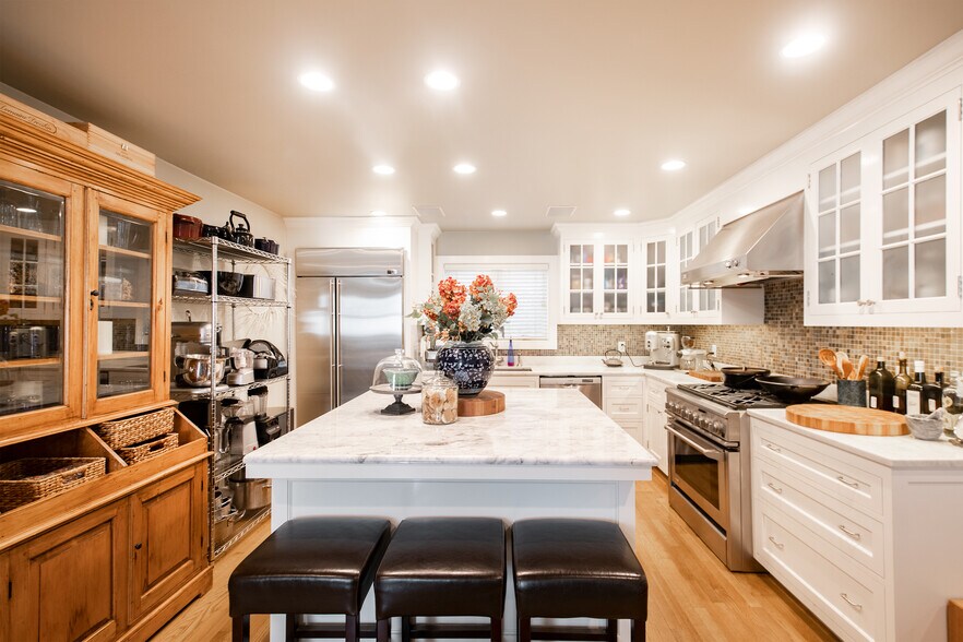 More Photos Of 31 N Main St, East Hampton Hospitality For Sale