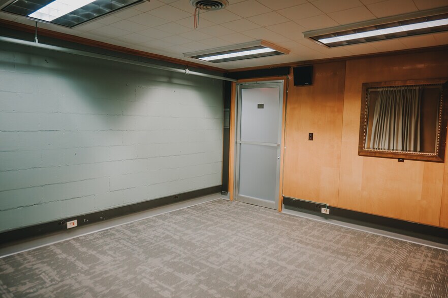 More Photos Of 136 Center St, Old Town Office For Sale