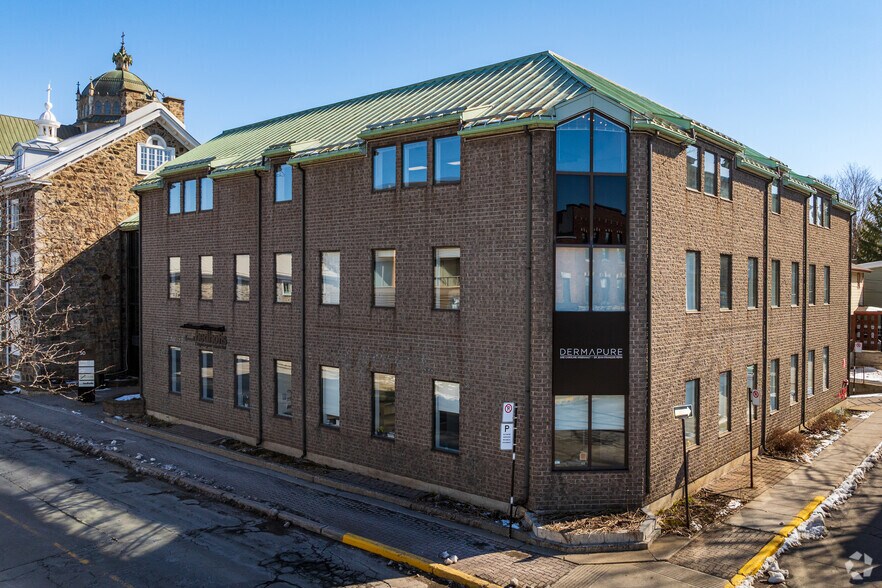 More Photos Of 32 Rue Saint-Charles, Longueuil Office For Lease