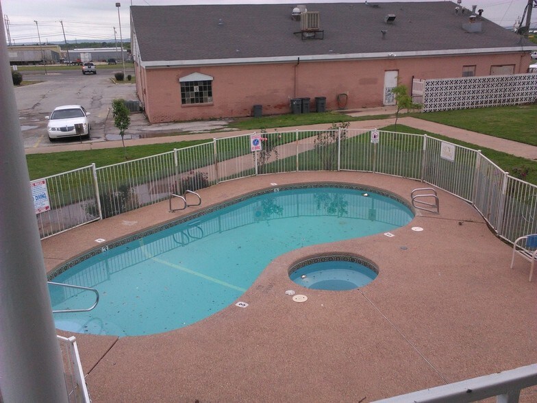 Primary Photo Of 774 US Highway 80 East, Abilene Hotel For Sale