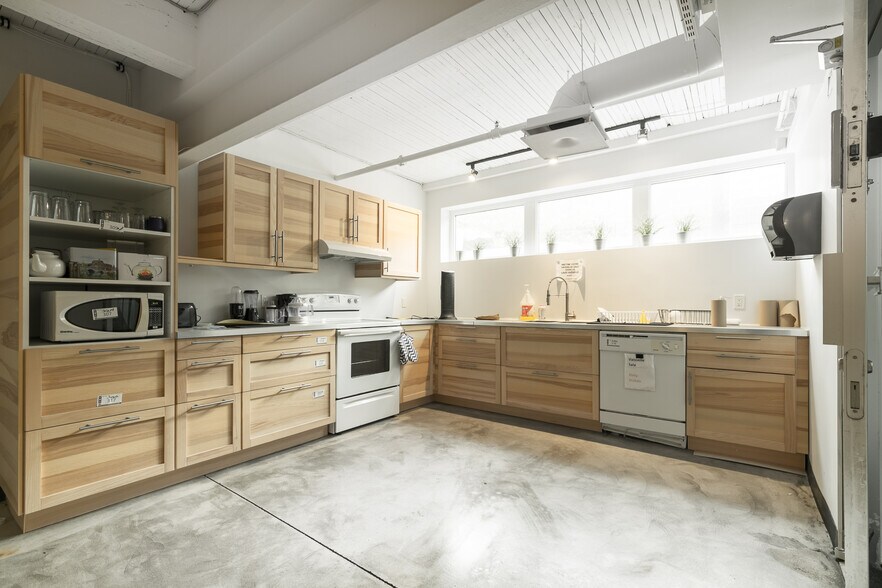 More Photos Of 4215 Rue D'iberville, Montréal Office For Lease