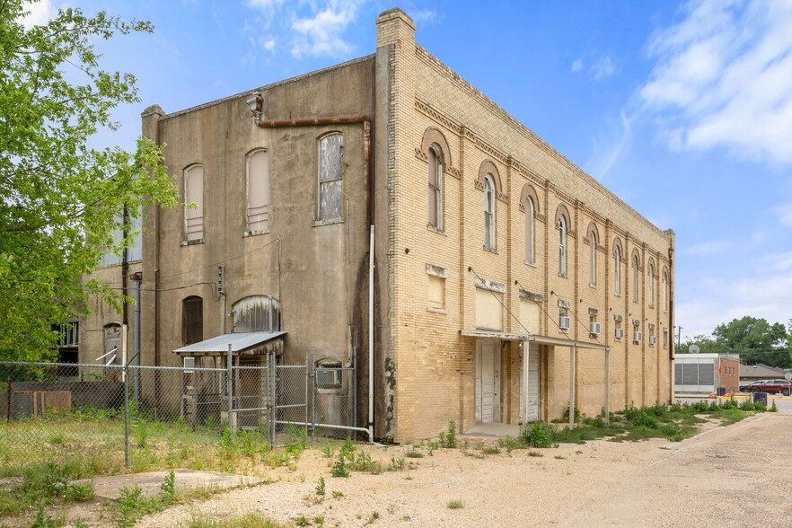 More Photos Of 112 W Davilla St, Granger General Retail For Sale