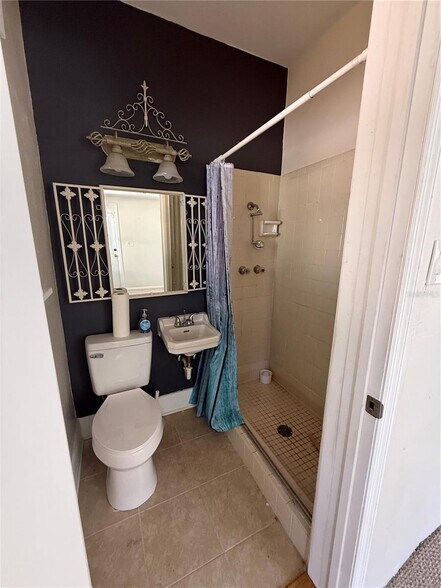 More Photos Of 5610 N Nebraska Ave, Tampa Office For Sale