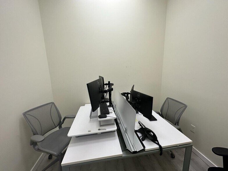 More Photos Of 423-425 NW 10th Ter, Hallandale Beach Light Manufacturing For Sale