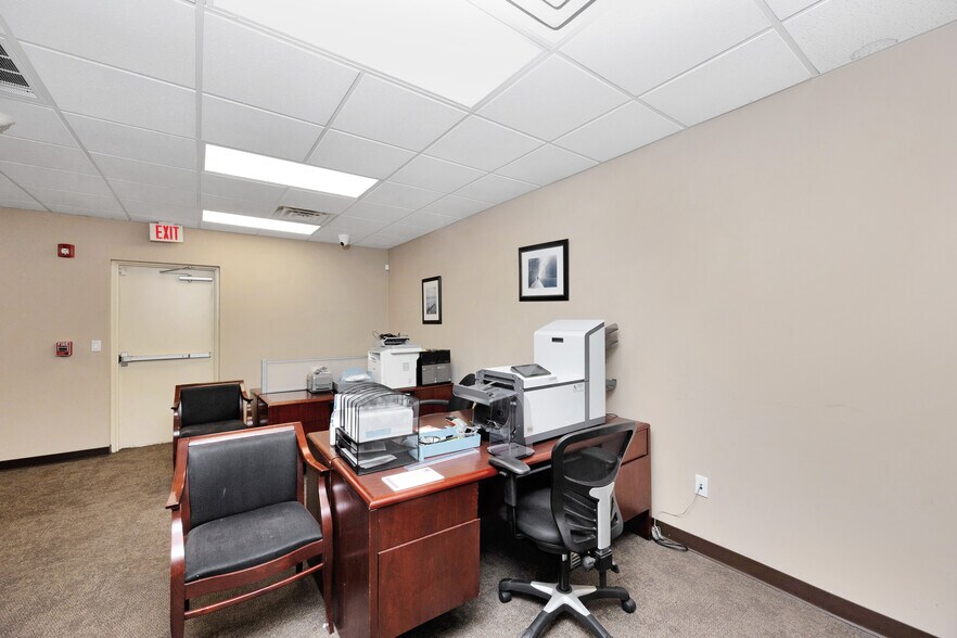 More Photos Of 245-249 W Montauk Hwy, Lindenhurst Office For Lease
