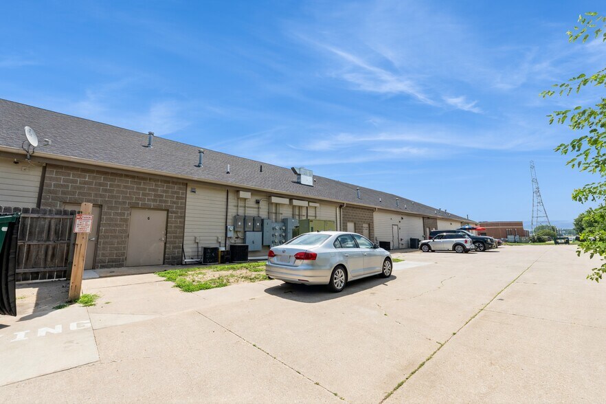 More Photos Of 5500 Merle Hay Rd, Johnston Storefront For Sale