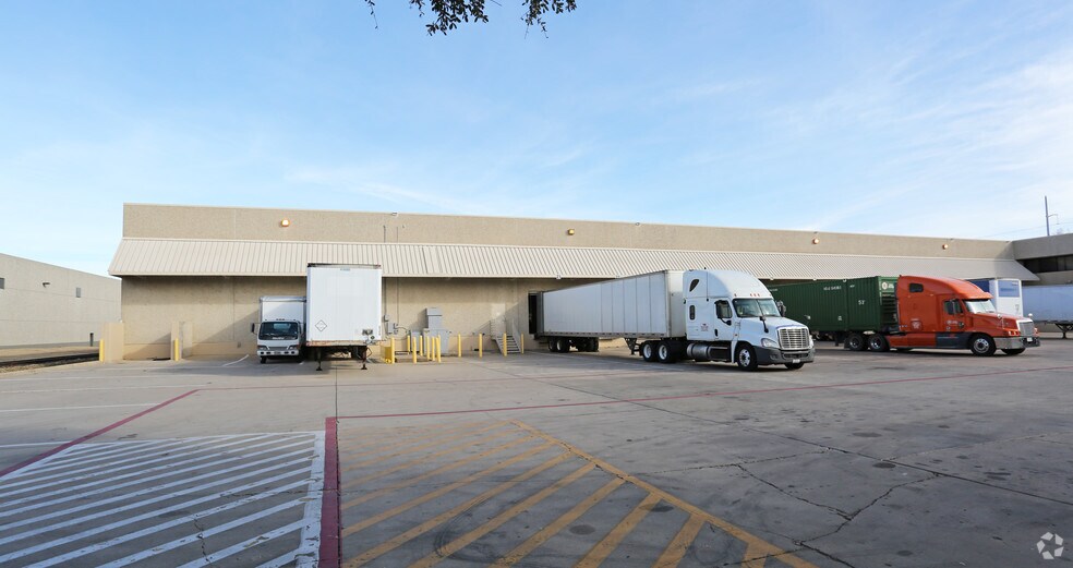 More Photos Of 1100 W Royal Ln, Irving Distribution For Lease