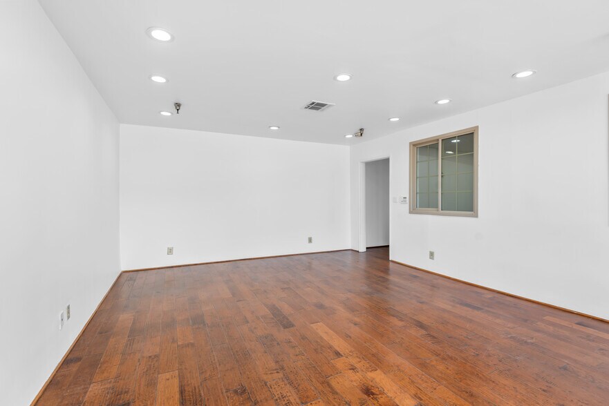 More Photos Of 713 N Victory Blvd, Burbank Warehouse For Lease