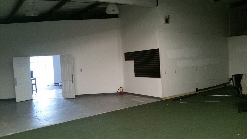 More Photos Of 1080 N Cobb Pky, Marietta Freestanding For Lease
