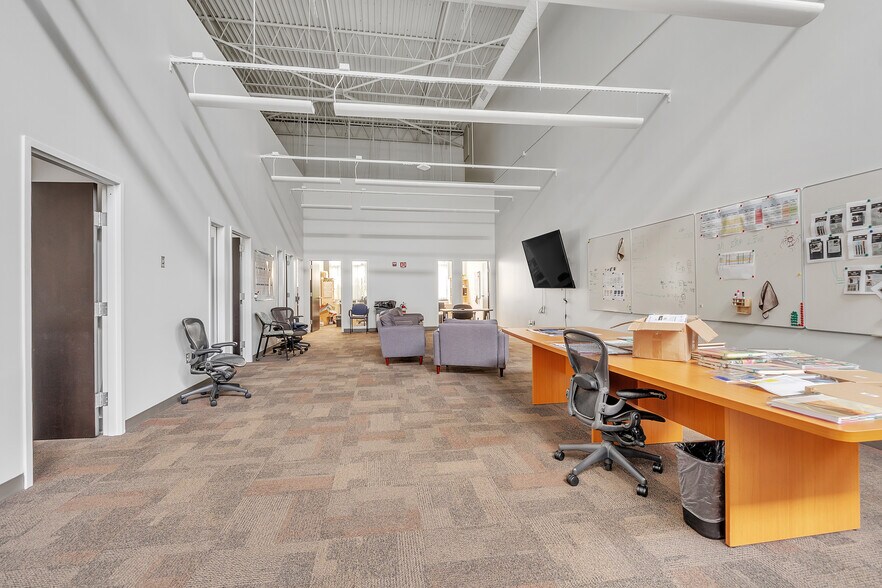 More Photos Of 45 Bartlett St, Marlborough Light Manufacturing For Lease