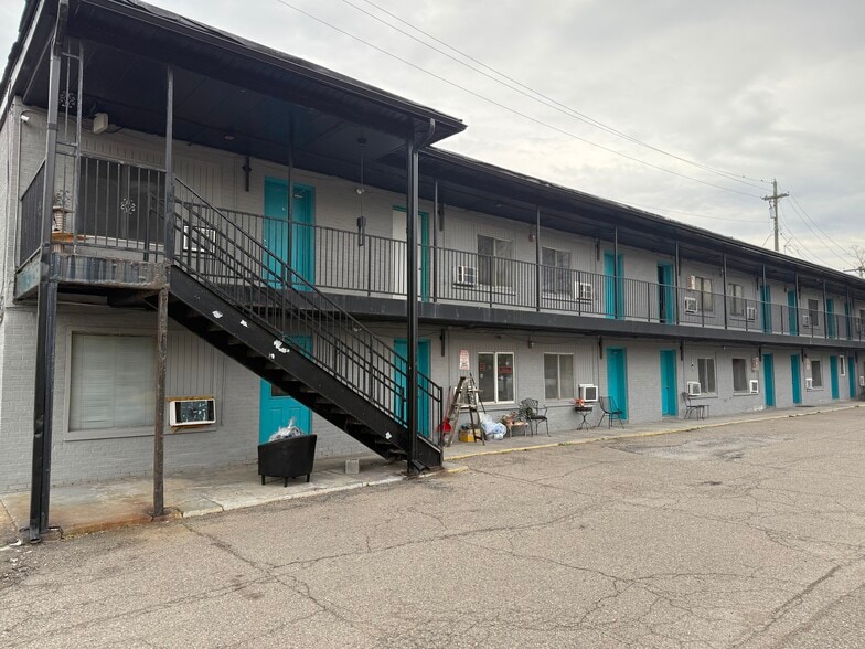 More Photos Of 111 W 12 Mile Rd, Royal Oak Hotel For Sale