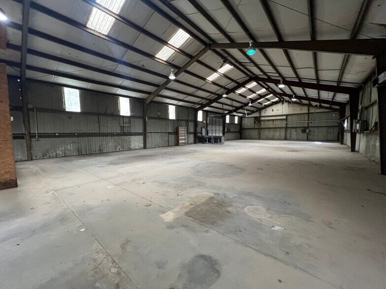 More Photos Of 869 S Lake Dr, Lexington Warehouse For Lease