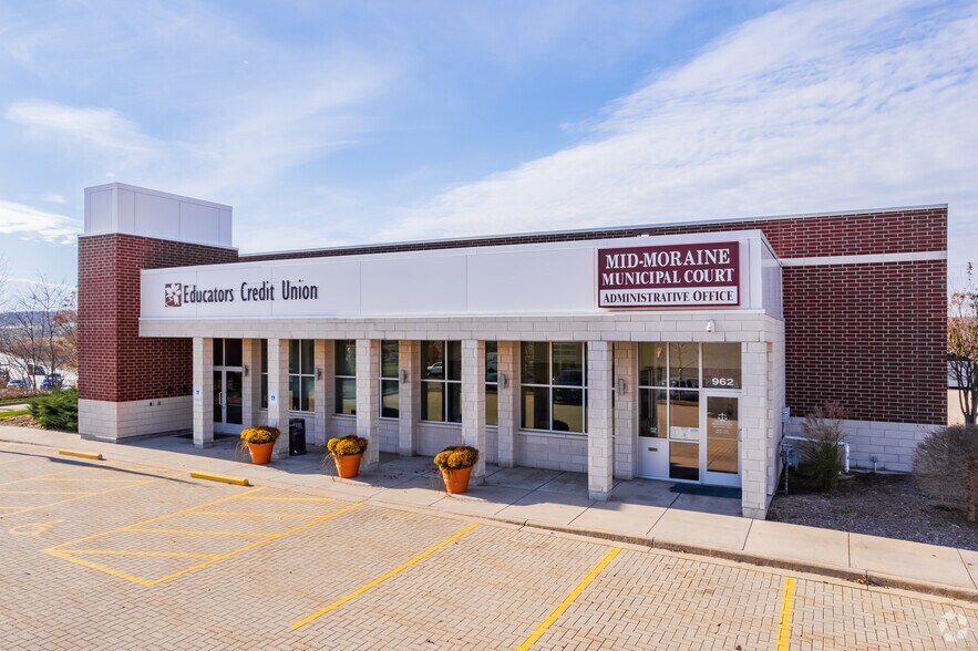 More Photos Of 960 W Paradise Dr, West Bend Bank For Sale