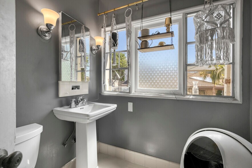 More Photos Of 1276 N Sweetzer Ave, West Hollywood Apartments For Sale