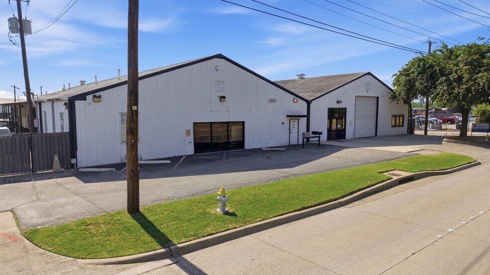 More Photos Of 1824 N 1st St, Garland Warehouse For Lease