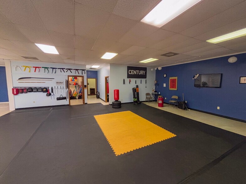 More Photos Of 111 Bowie St, De Kalb General Retail For Sale