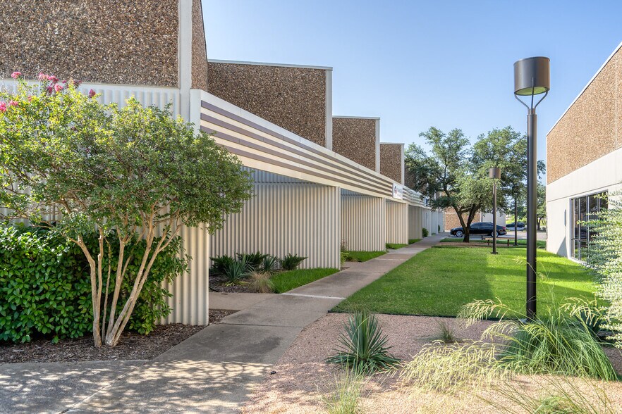 More Photos Of 8302-8328 Sterling St, Irving Showroom For Lease