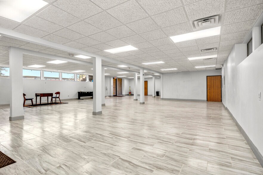 More Photos Of 24724 Lahser Rd, Southfield Office For Sale