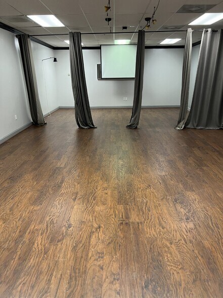 More Photos Of 16325 Northcross Dr, Huntersville Office For Lease