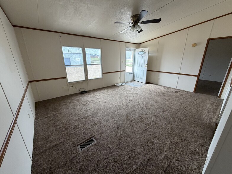 More Photos Of 2102 S 3rd St, Mabank Self Storage For Lease