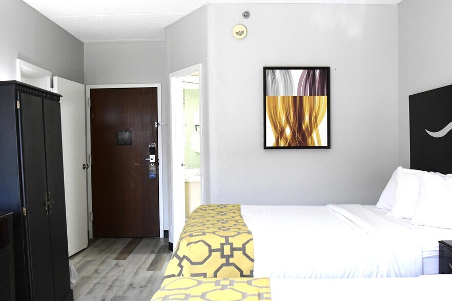 More Photos Of 2075 Highway 192 W, London Hotel For Sale