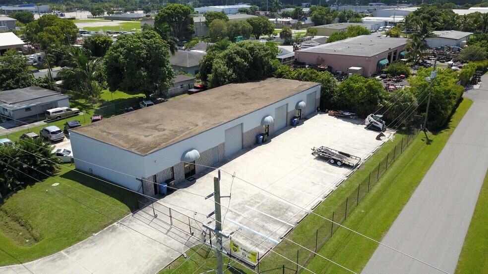More Photos Of 3056 Palm Ave, Fort Myers Warehouse For Lease