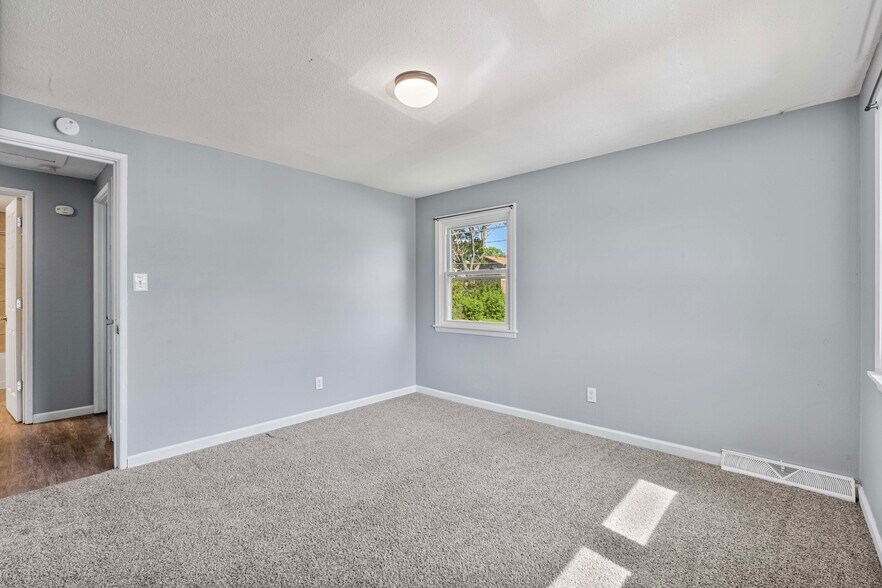 More Photos Of 2704 Magnolia Dr, Bettendorf Multifamily For Sale