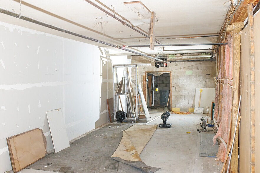 More Photos Of 719 Central Ave W, Hampton Flex For Lease